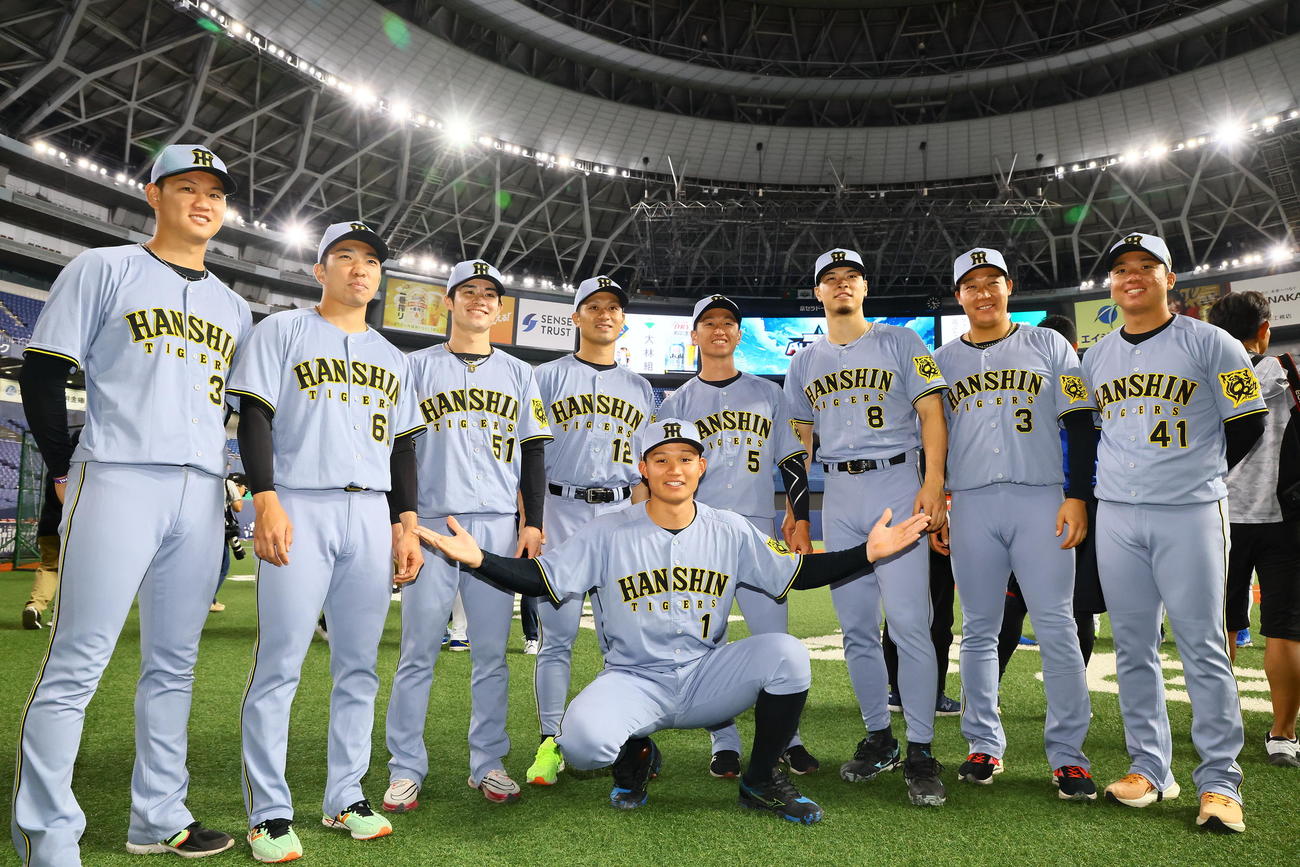オールスターで集合写真に納まる阪神勢（撮影・藤尾明華）