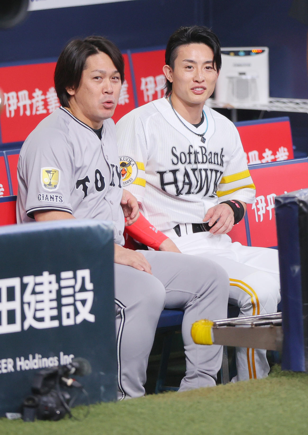 ベンチで話す巨人甲斐（左）とソフトバンク周東（撮影・上山淳一）