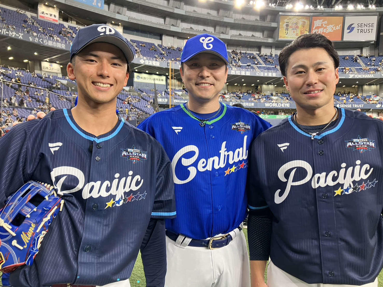 横浜DeNAベイスターズの公式Xから。広陵OBとして写真に収まる左から楽天宗山、DeNA佐野、西武渡部聖（スクリーンショット）