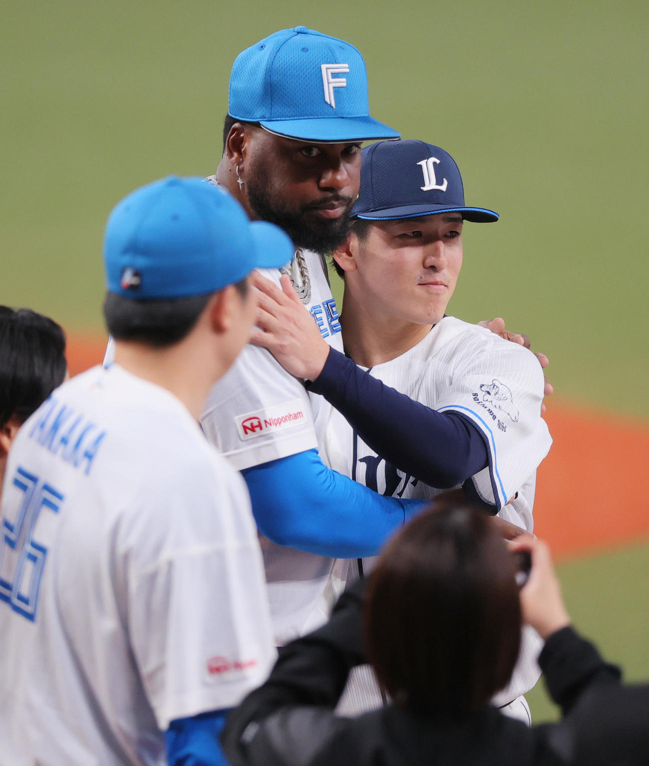 日本ハムレイエス（中央）と写真撮影する西武隅田知一郎（撮影・上山淳一）