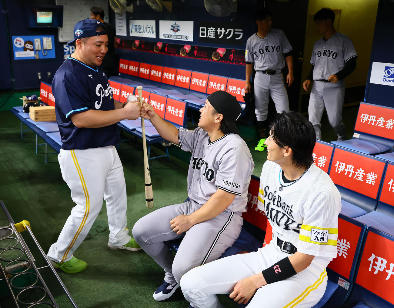 全パ対全セ　巨人甲斐（中央）とあいさつするソフトバンク山川（左）。右は周東（撮影・藤尾明華）