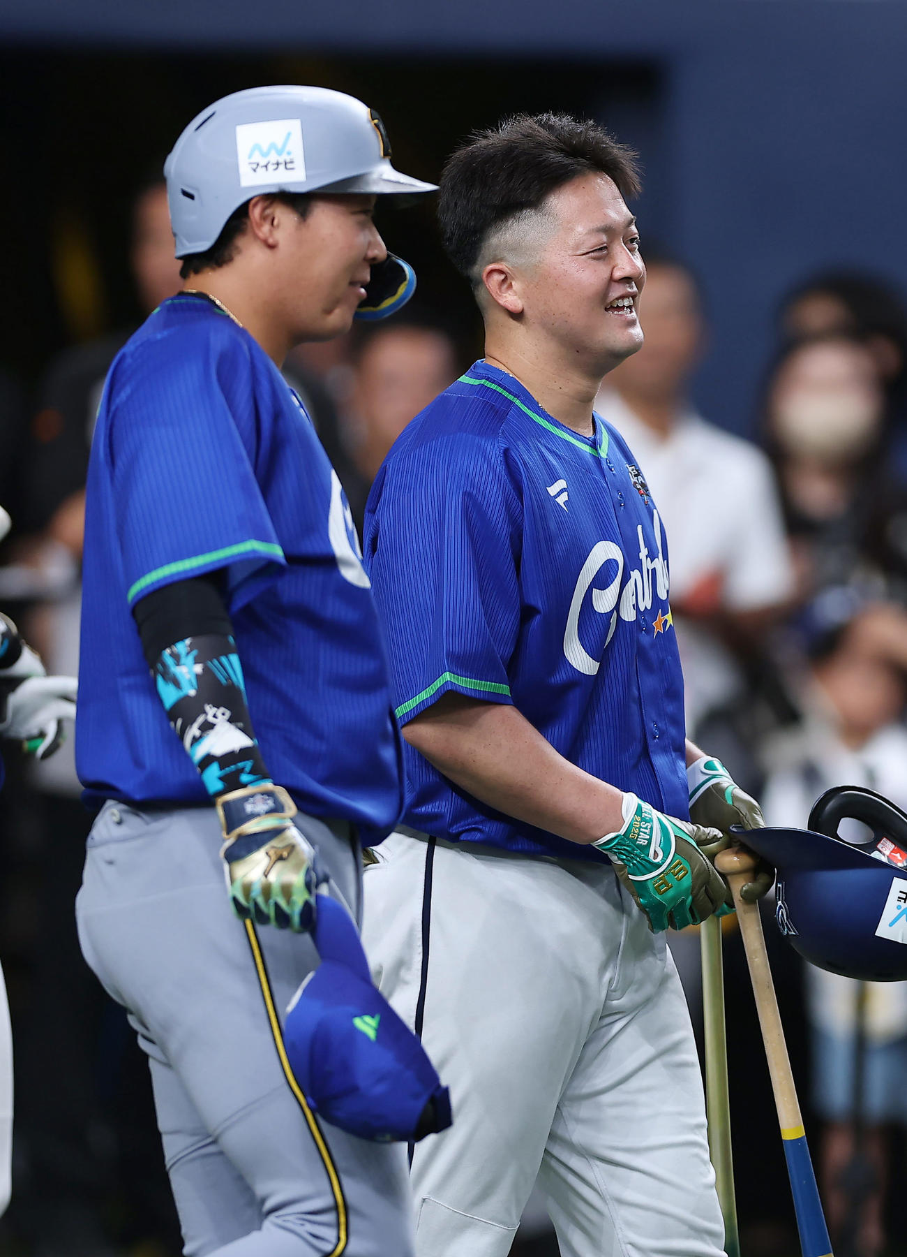 全パ対全セ　言葉を交わす阪神大山（左）とDeNA牧（撮影・前田充）