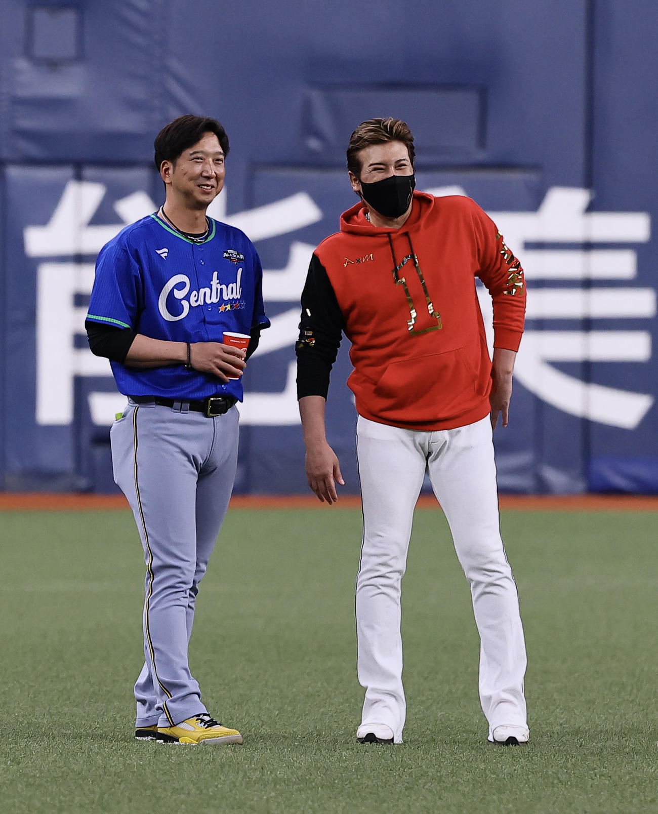 オールスターで話をする藤川監督（左）と新庄監督（撮影・藤尾明華）