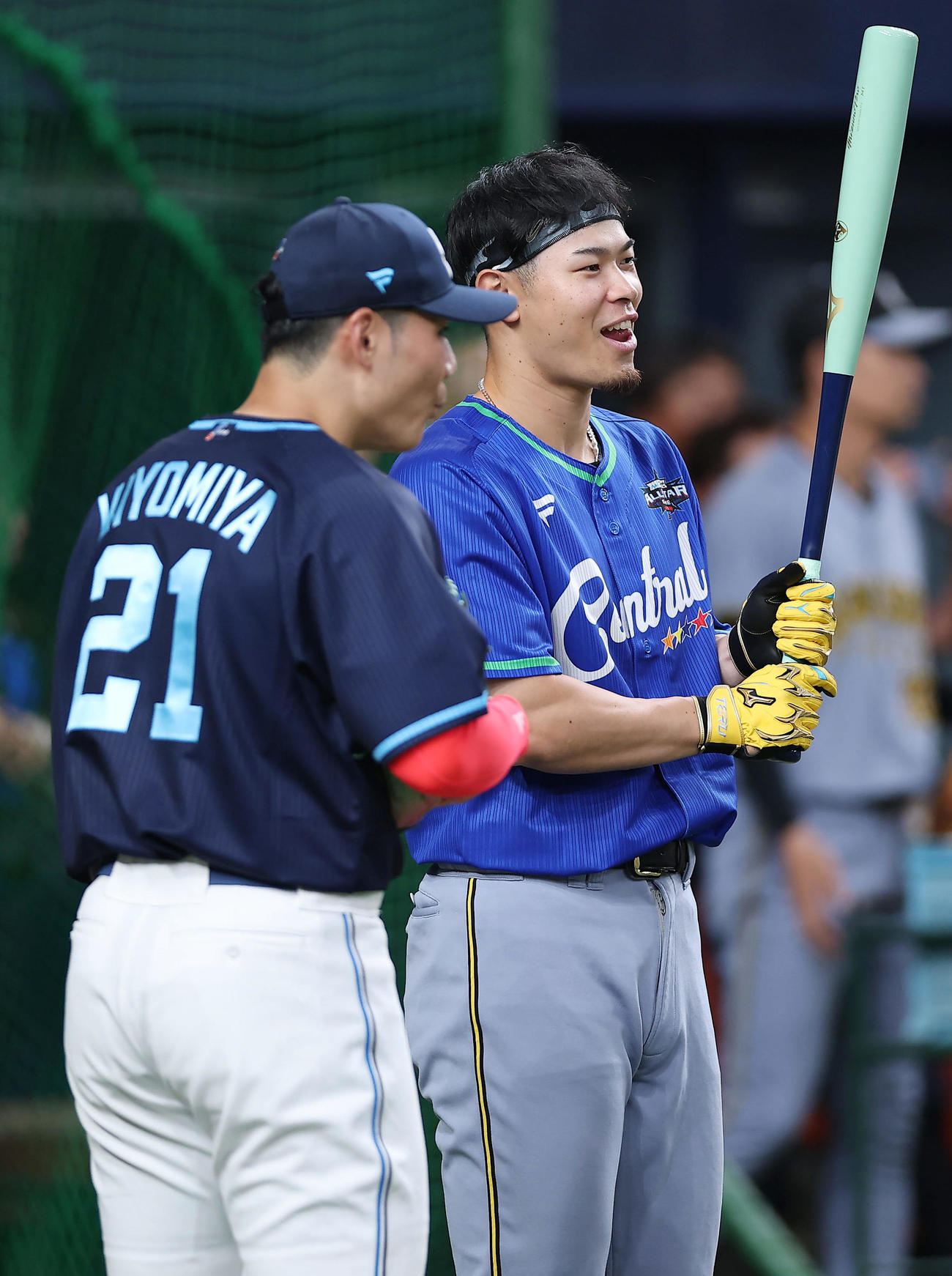 全パ対全セ　言葉を交わす日本ハム清宮（左）と阪神佐藤輝（撮影・前田充）