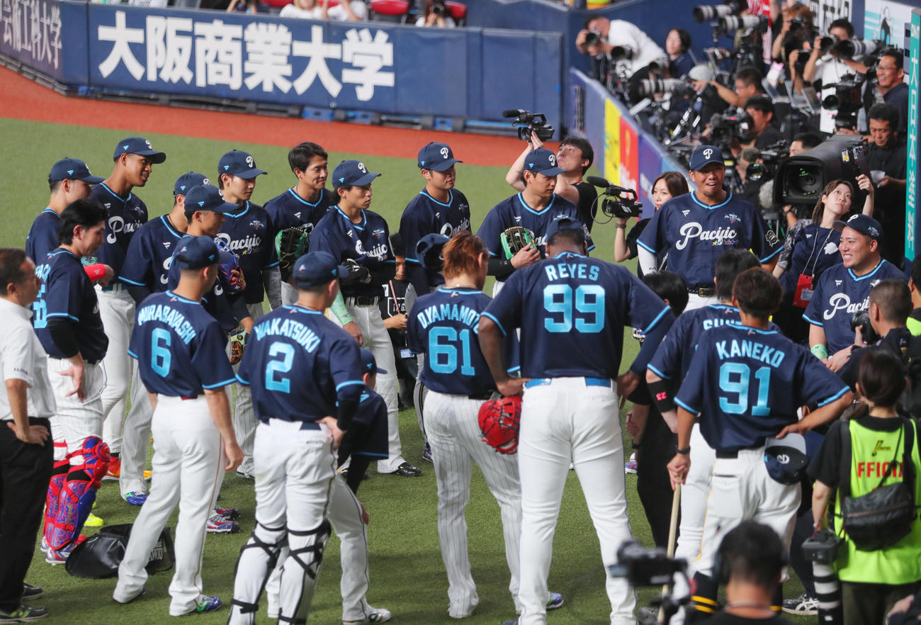 全パ対全セ　試合前、円陣を組む全パナイン（撮影・上山淳一）