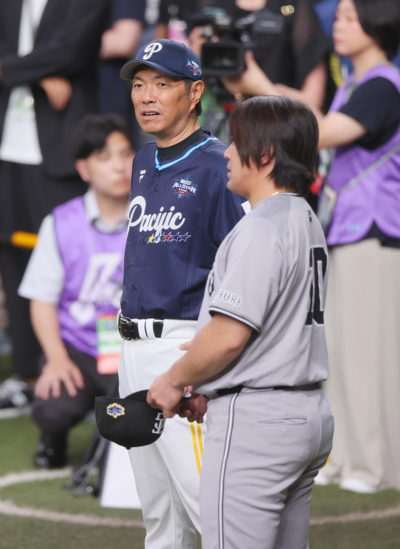 試合前、全セ甲斐（右）と話す全パ小久保監督（撮影・上山淳一）