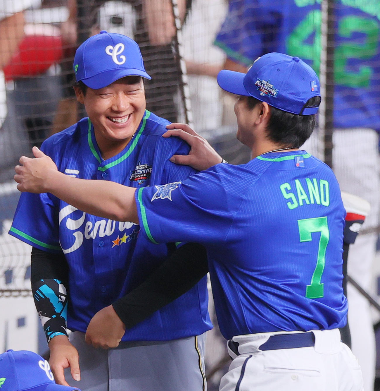 試合前、笑顔を見せる阪神大山（左）とDeNA佐野（撮影・上山淳一）