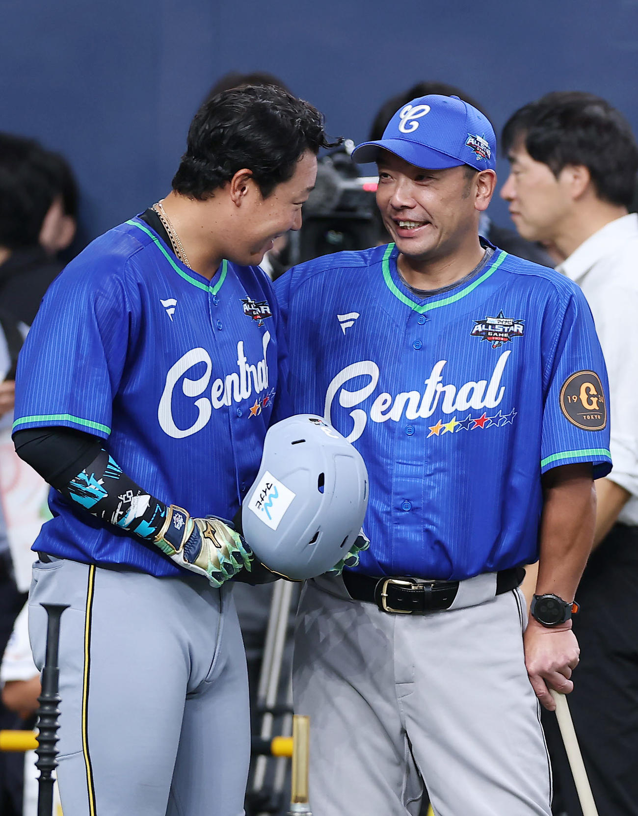 全パ対全セ　言葉を交わす阪神大山（左）と巨人阿部監督（撮影・前田充）