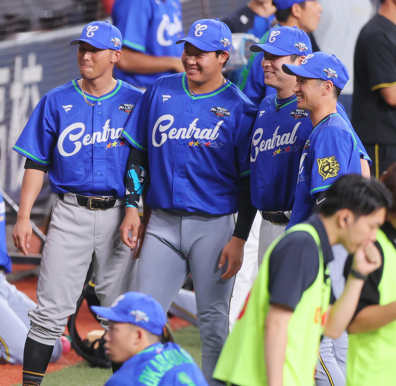 試合前、記念撮影する、左から巨人吉川、阪神大山、DeNA佐野、阪神近本（撮影・上山淳一）