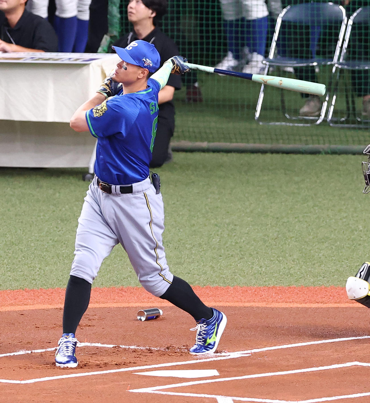 ホームランダービーで柵越えする佐藤輝（撮影・上田博志）