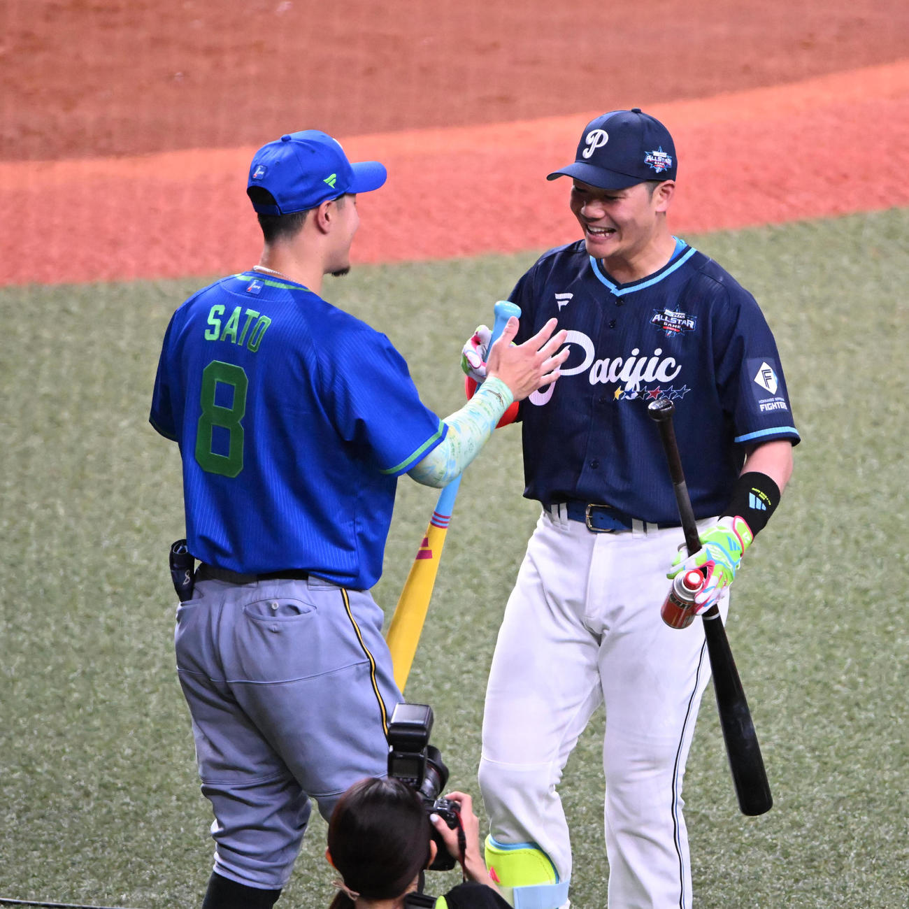 全パ対全セ　ホームランダービーで決勝進出を決めた日本ハム清宮（右）は阪神佐藤輝と抱き合う（撮影・和賀正仁）