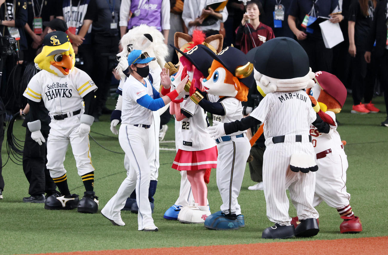 全パ対全セ　選手紹介でグラウンドに登場し6球団のマスコットとタッチする全パ新庄コーチ（撮影・加藤哉）