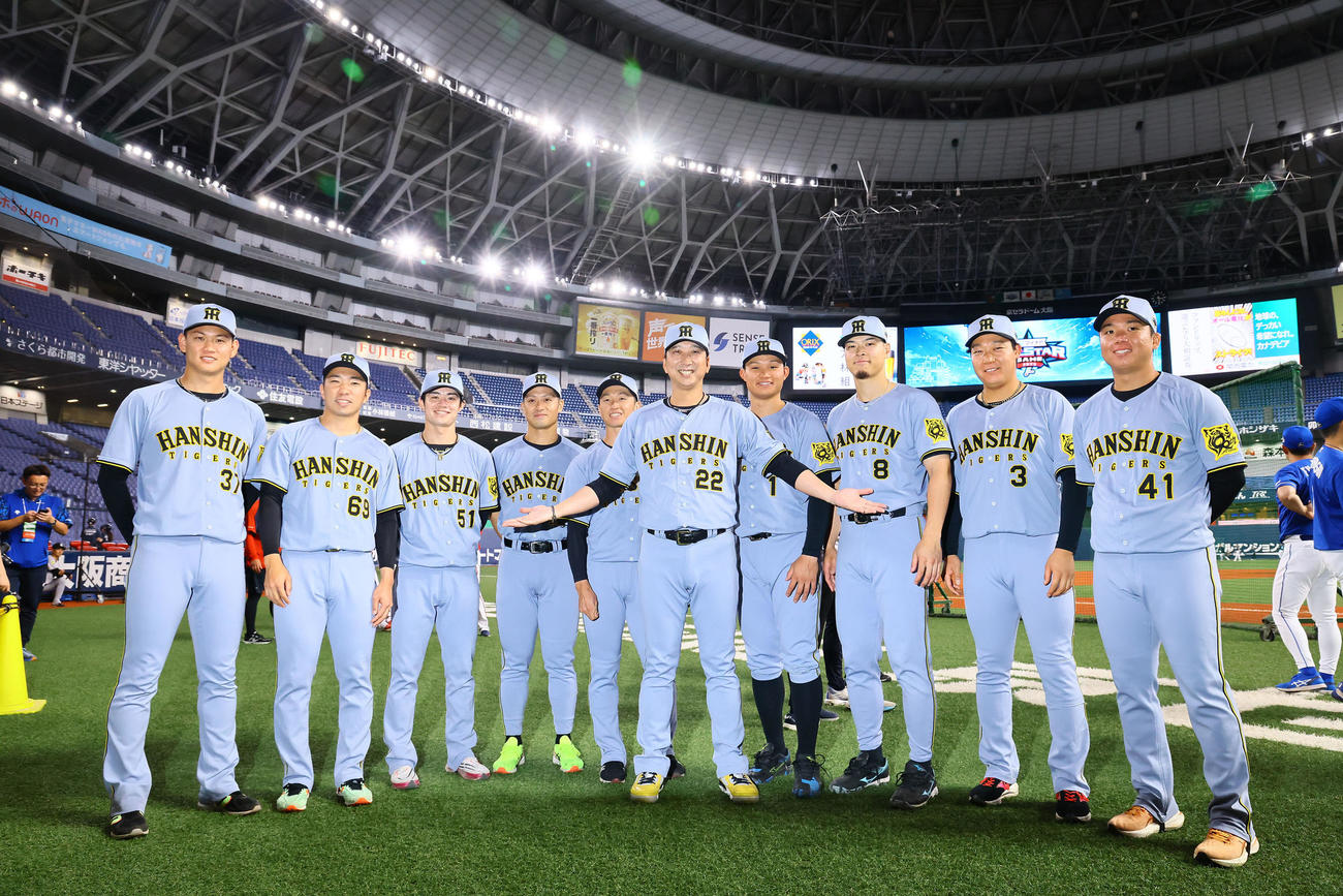 オールスターで集合写真に納まる藤川球児監督（中央）ら阪神勢（撮影・藤尾明華）