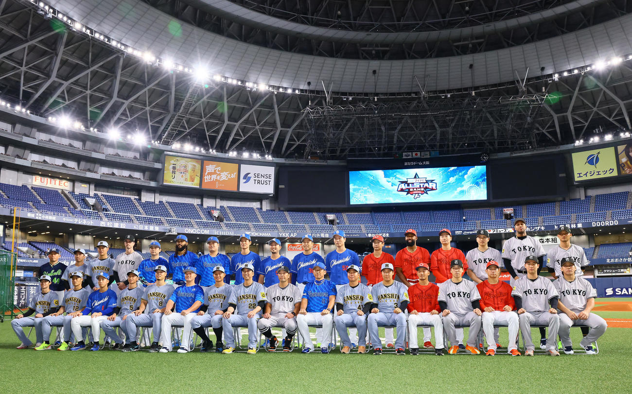全パ対全セ　オールスターで集合写真に納まる全セ（撮影・藤尾明華）
