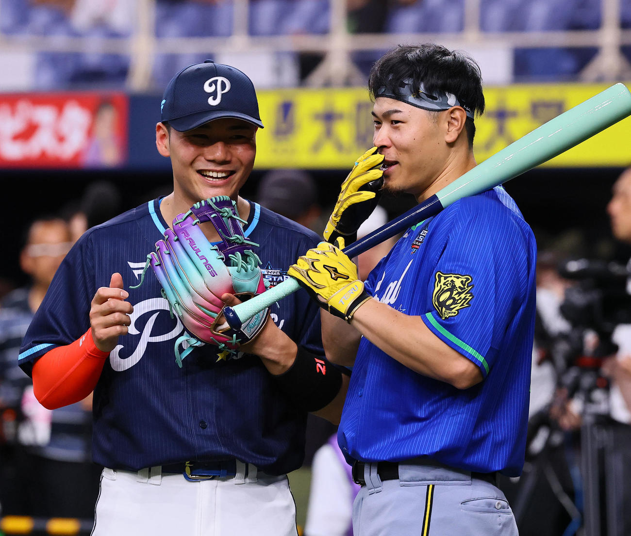全パ対全セ　談笑する日本ハム清宮（左）と阪神佐藤輝（撮影・藤尾明華）