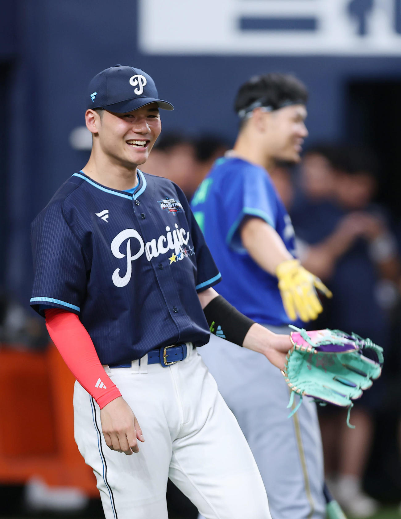 全パ対全セ　阪神佐藤輝（後方）と言葉を交わし笑顔を見せる日本ハム清宮（撮影・前田充）