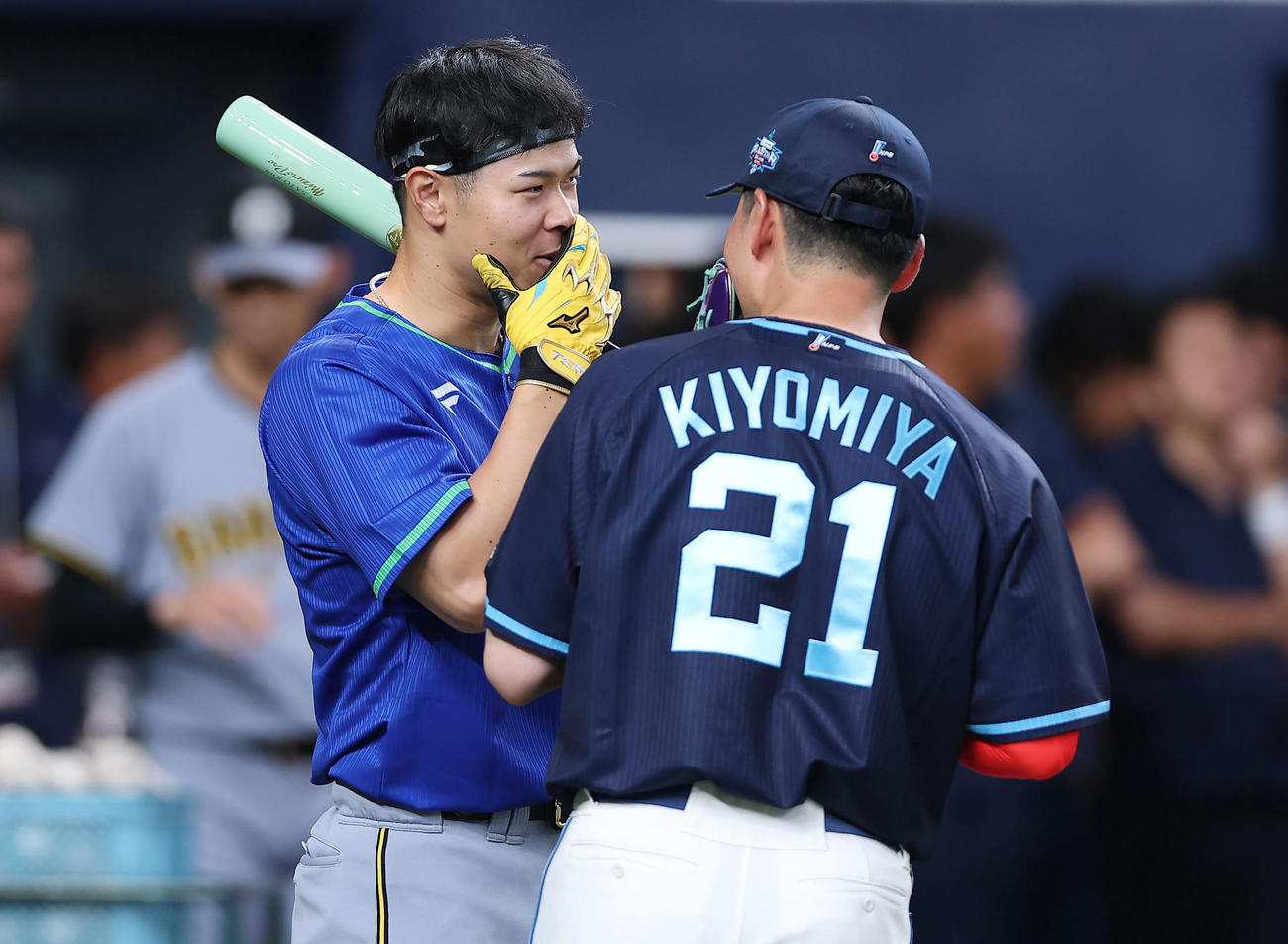 全パ対全セ　日本ハム清宮（右）と言葉を交わす阪神佐藤輝（撮影・前田充）