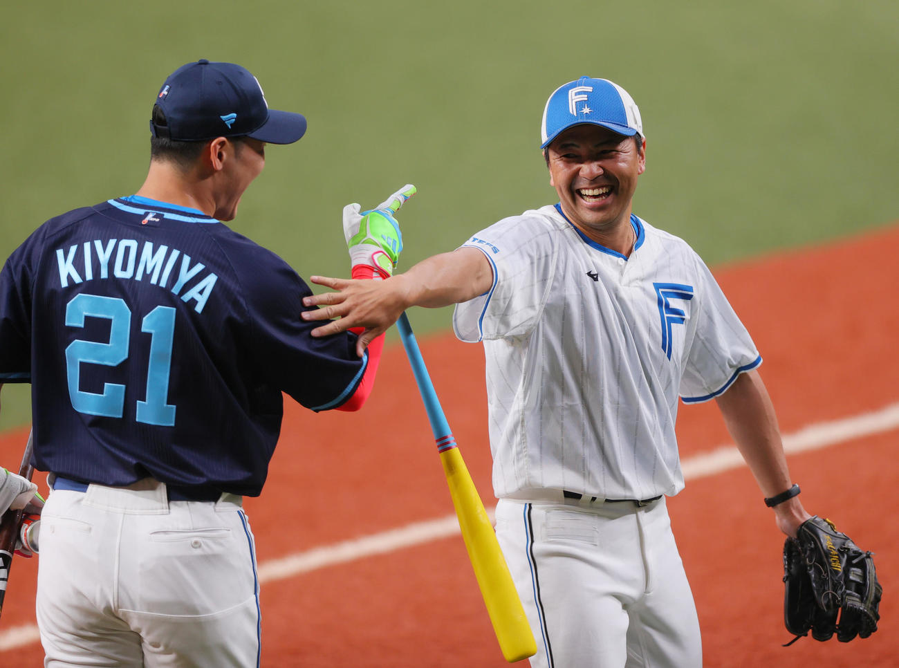 ホームランダービーで決勝進出を決めた全パ清宮（左）を笑顔で祝福する日本ハム高市打撃投手（撮影・上山淳一）