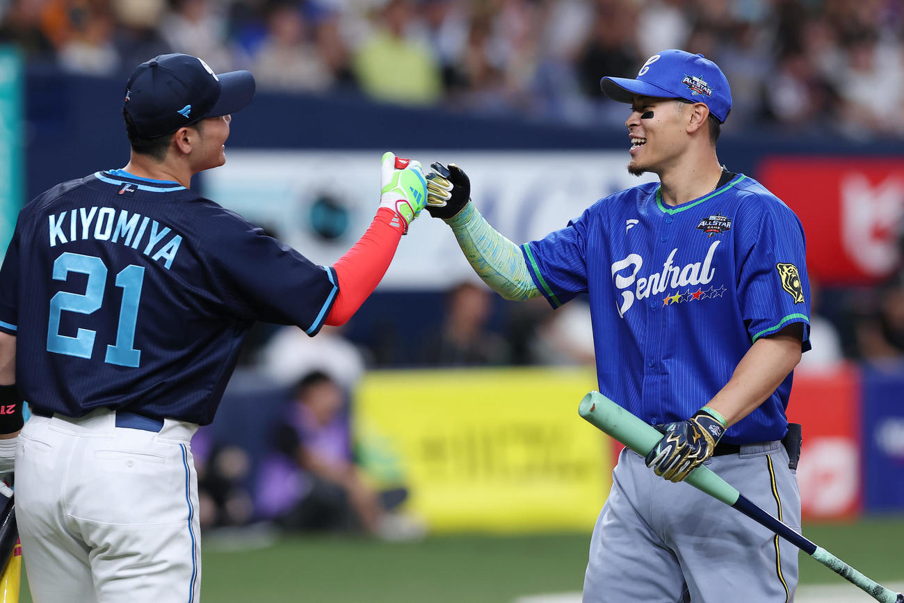 全パ対全セ　ホームランダービーでグータッチを交わす日本ハム清宮（左）と阪神佐藤輝（撮影・前田充）