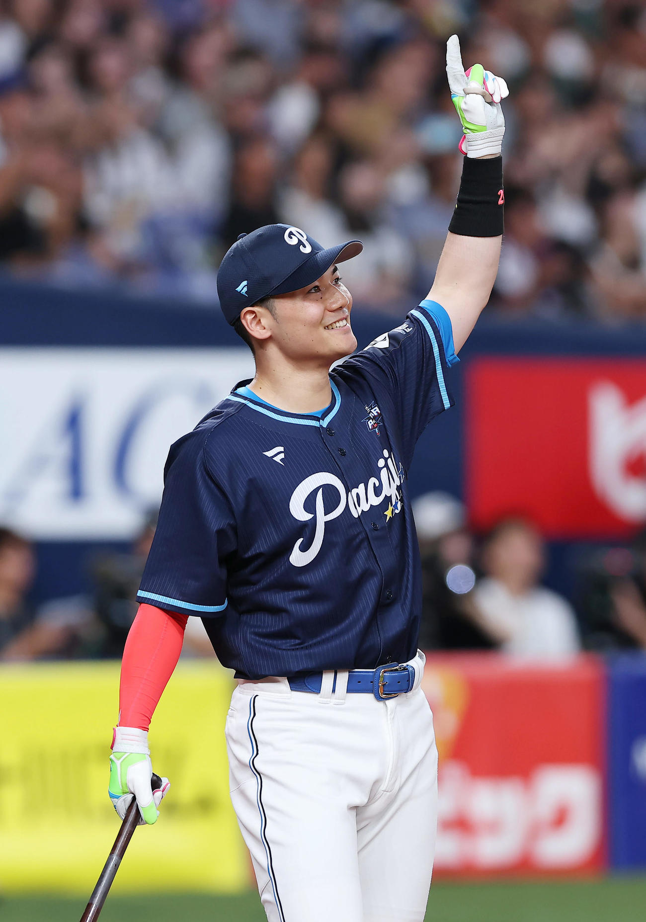 全パ対全セ　阪神佐藤輝との対戦で勝利を決める本塁打を放ち、指を突き上げる日本ハム清宮（撮影・前田充）