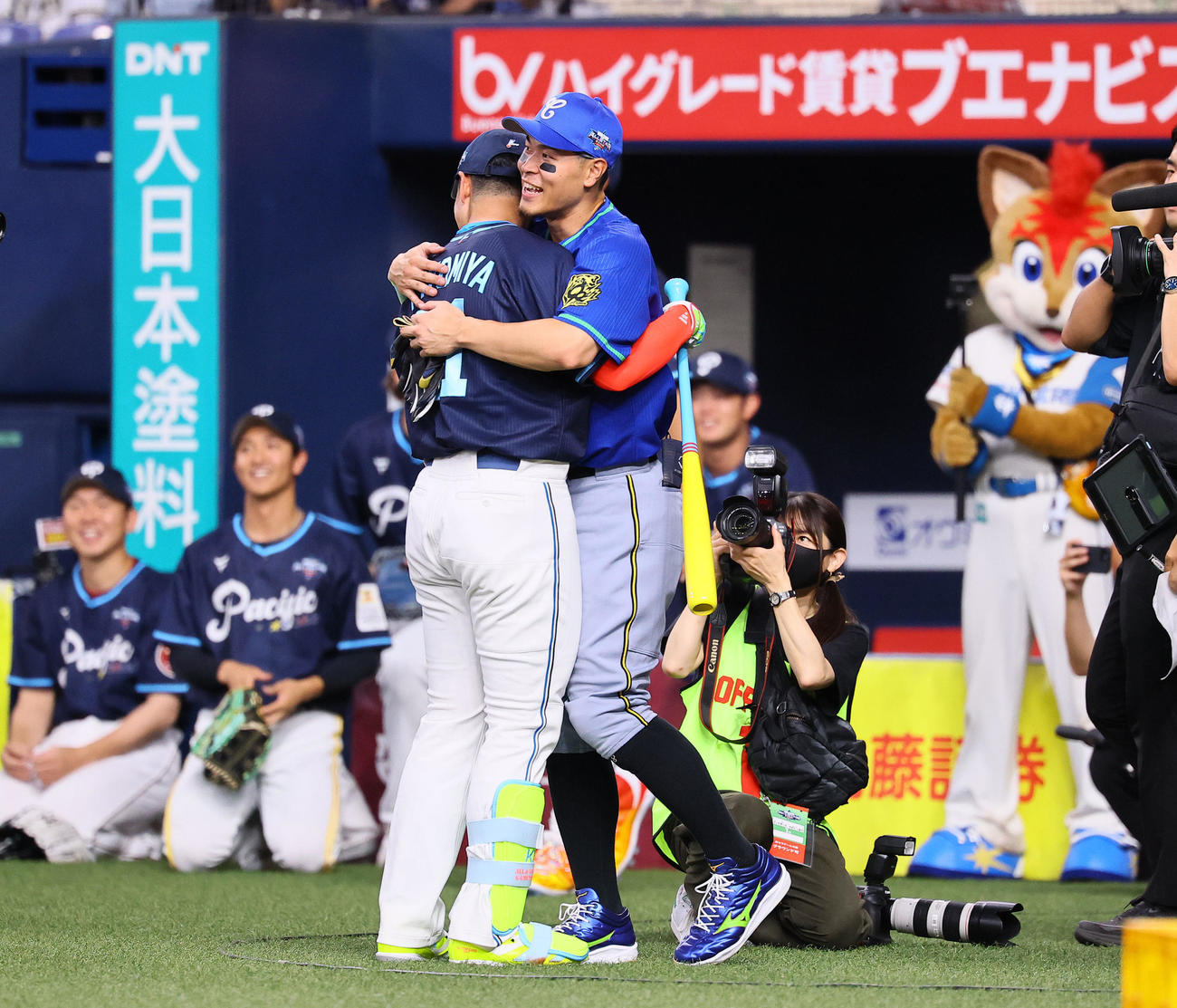 全パ対全セ　本塁打競争2回戦で戦い、勝利した全パ清宮をたたえる全セ佐藤輝（撮影・藤尾明華）