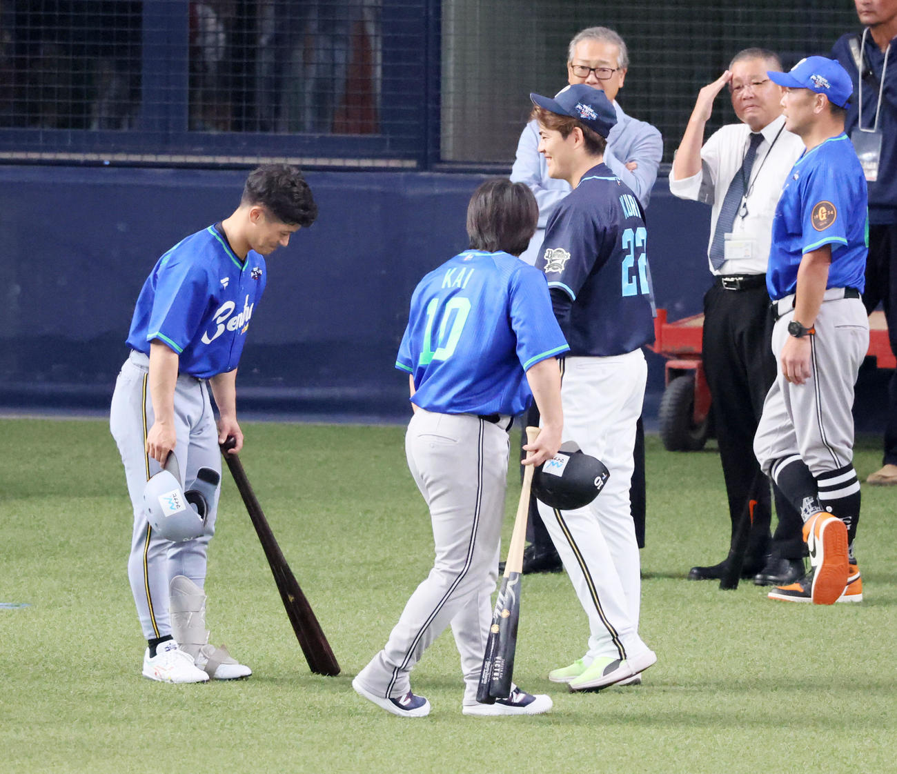 全パ対全セ　全セ坂本(左）は甲斐、全パ九里(右）とあいさつ（撮影・加藤哉）