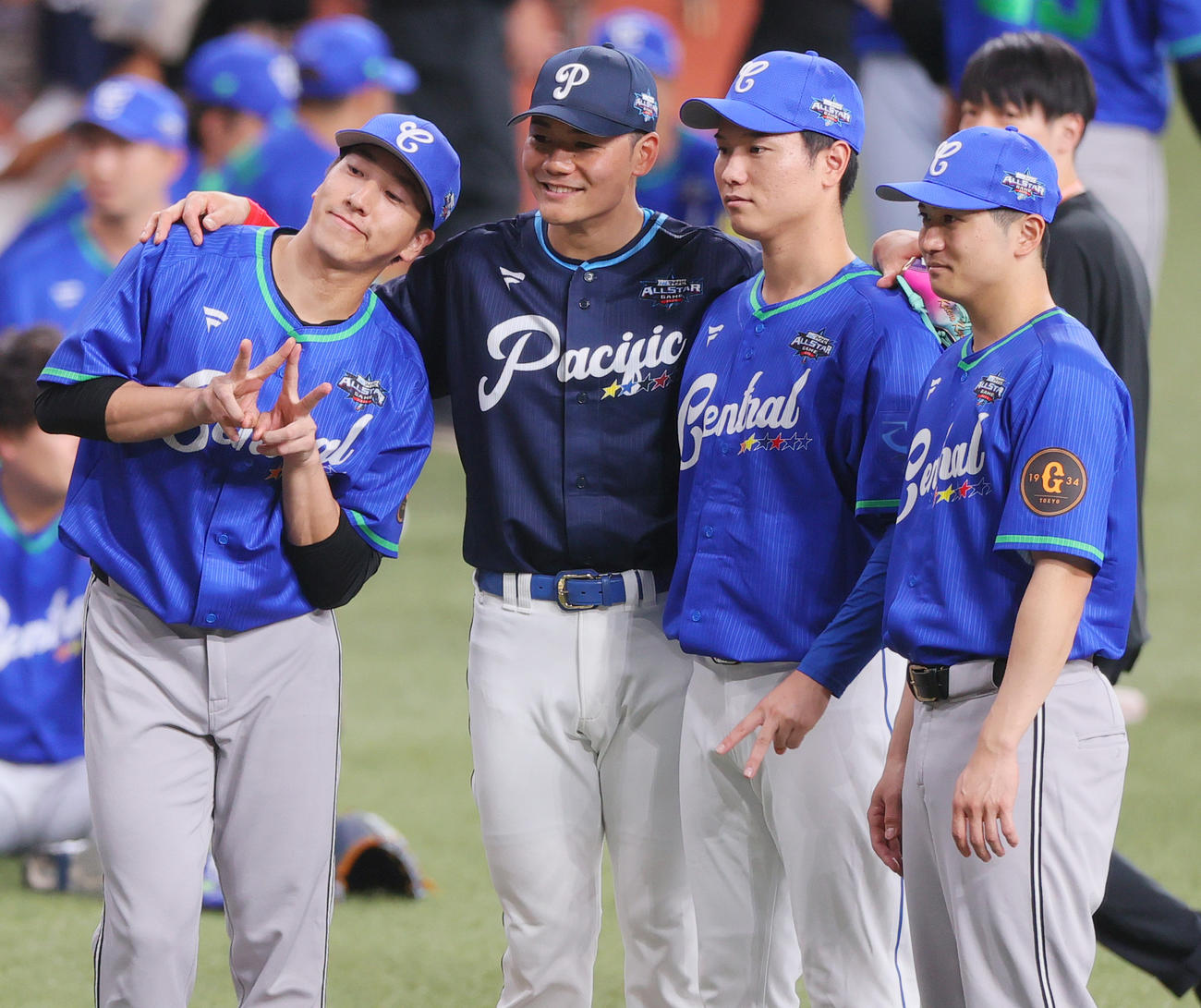 試合前、記念撮影する、左から巨人大勢、日本ハム清宮、中日清水、巨人泉口（撮影・上山淳一）