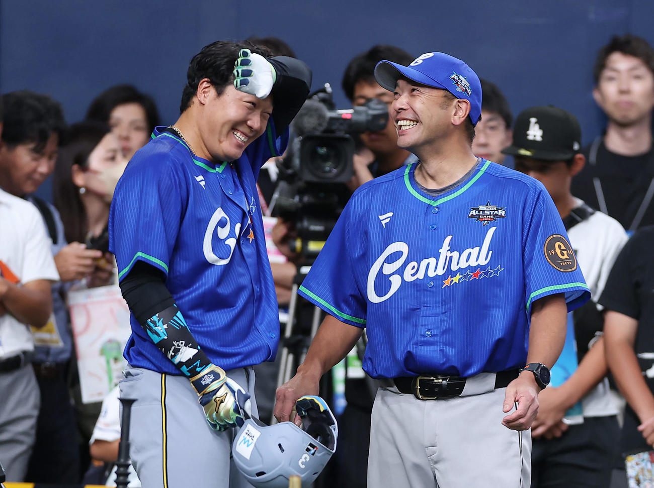 全パ対全セ　談笑する阪神大山（左）と巨人阿部監督（撮影・前田充）