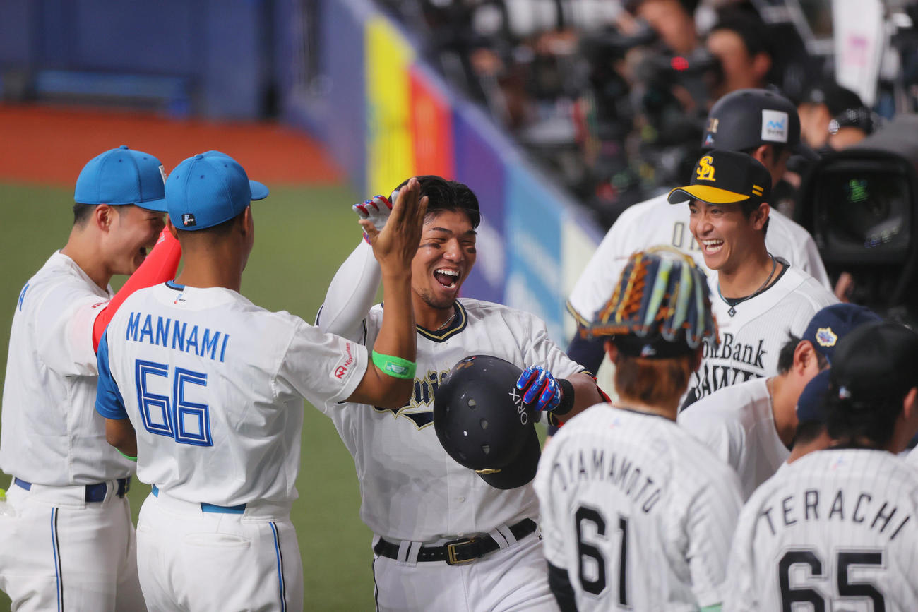 全パ対全セ　3回裏全パ無死一、二塁、頓宮（中央）は左越え3点本塁打を放ち祝福を受ける（撮影・上山淳一）