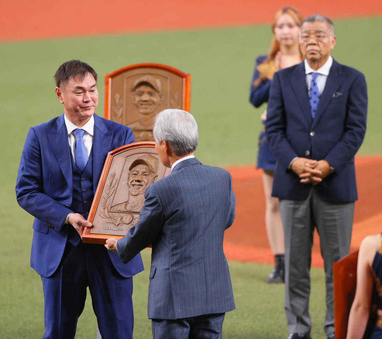 野球殿堂入りしレリーフのレプリカを手にする岩瀬氏（撮影・上山淳一）