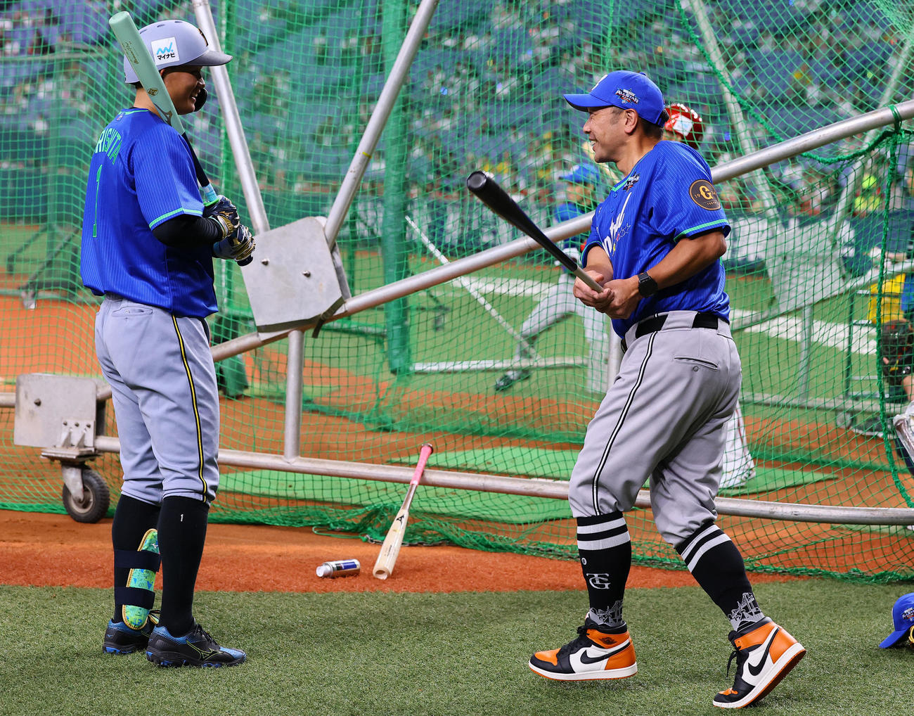全パ対全セ　話しをする全セ森下（左）と阿部監督（撮影・藤尾明華）
