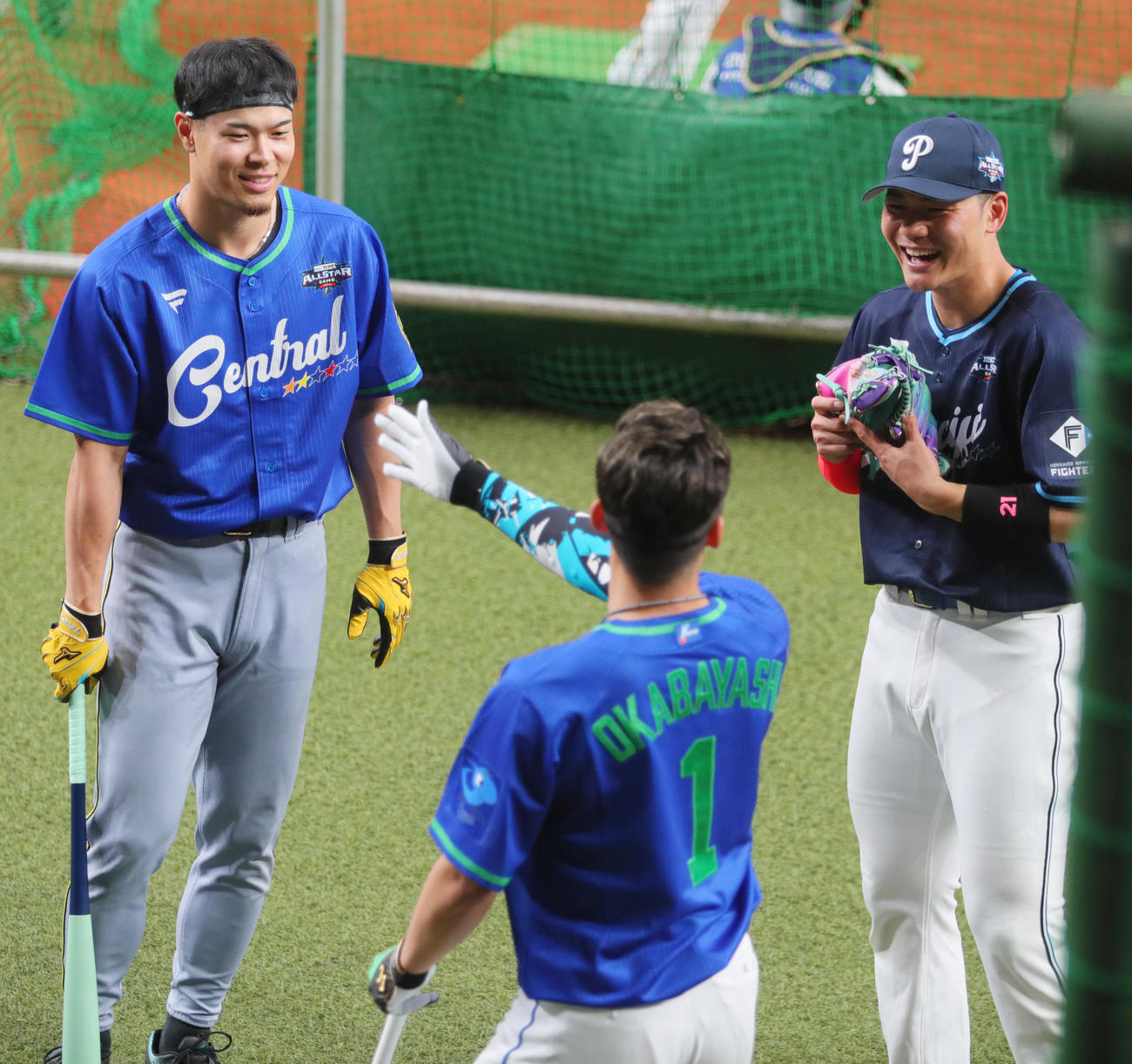 試合前、談笑する阪神佐藤輝（左）と日本ハム清宮。手前は中日岡林（撮影・上山淳一）