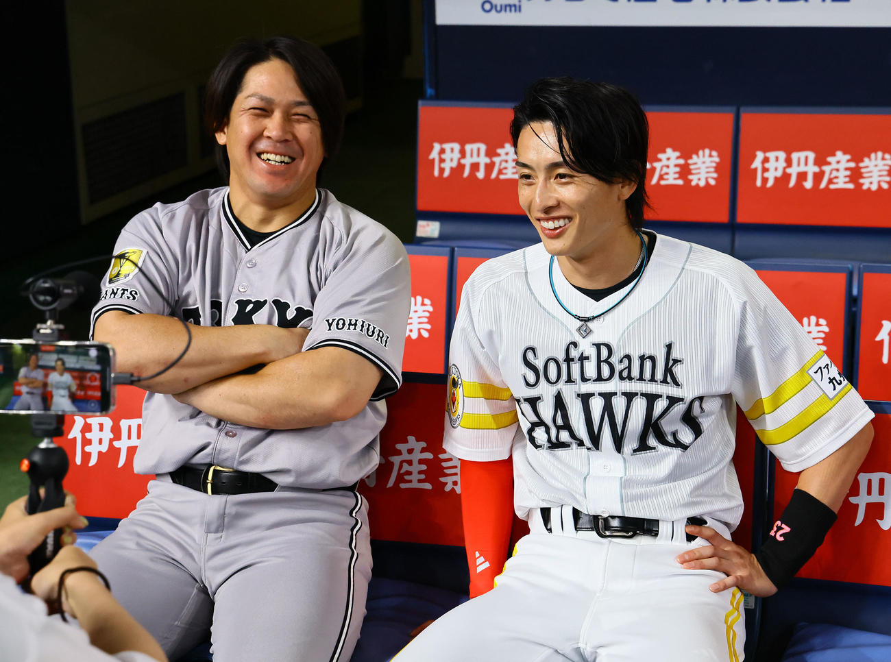 全パ対全セ　談笑する巨人甲斐（左）とソフトバンク周東（撮影・藤尾明華）
