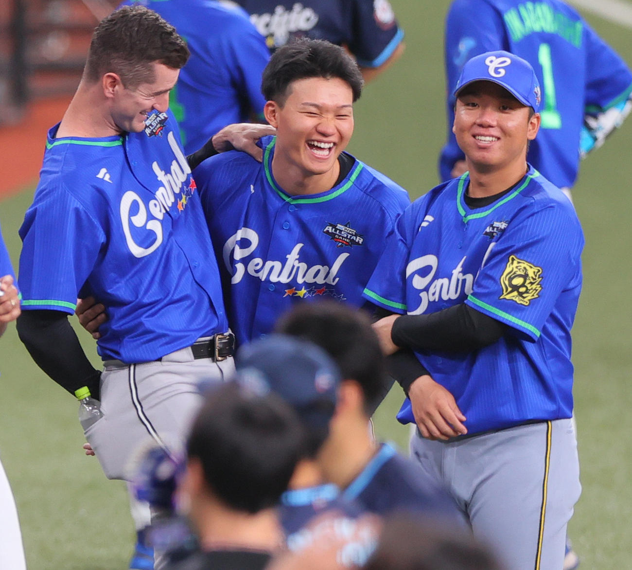 試合を前に談笑する、左から巨人グリフィン、阪神森下、阪神村上（撮影・上山淳一）