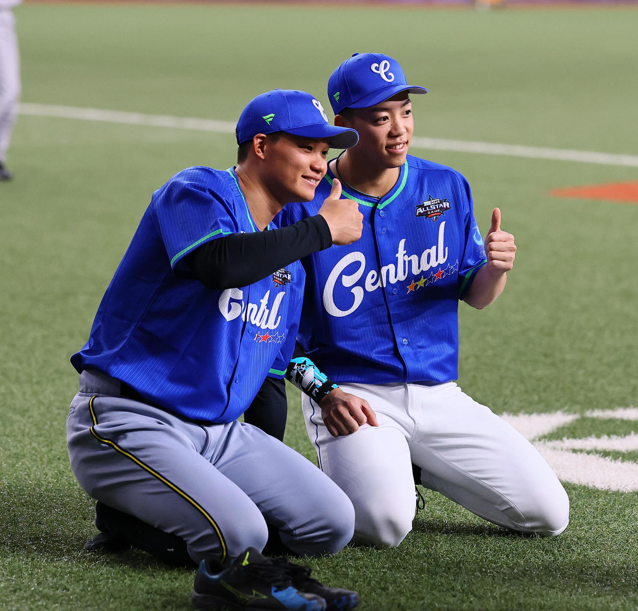 全パ対全セ　笑顔を見せる阪神森下（左）と中日岡林（撮影・藤尾明華）