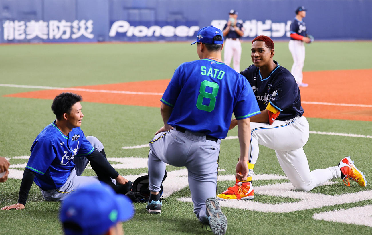 全パ対全セ　話しをする左から阪神森下、佐藤輝、日本ハム万波（撮影・藤尾明華）