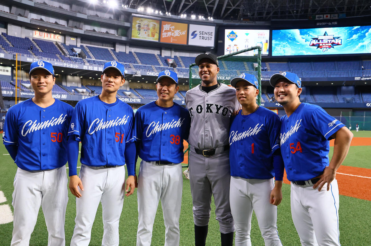 全パ対全セ　写真に納まる左から中日清水、上林、松葉、巨人マルティネス、中日岡林、藤嶋（撮影・藤尾明華）
