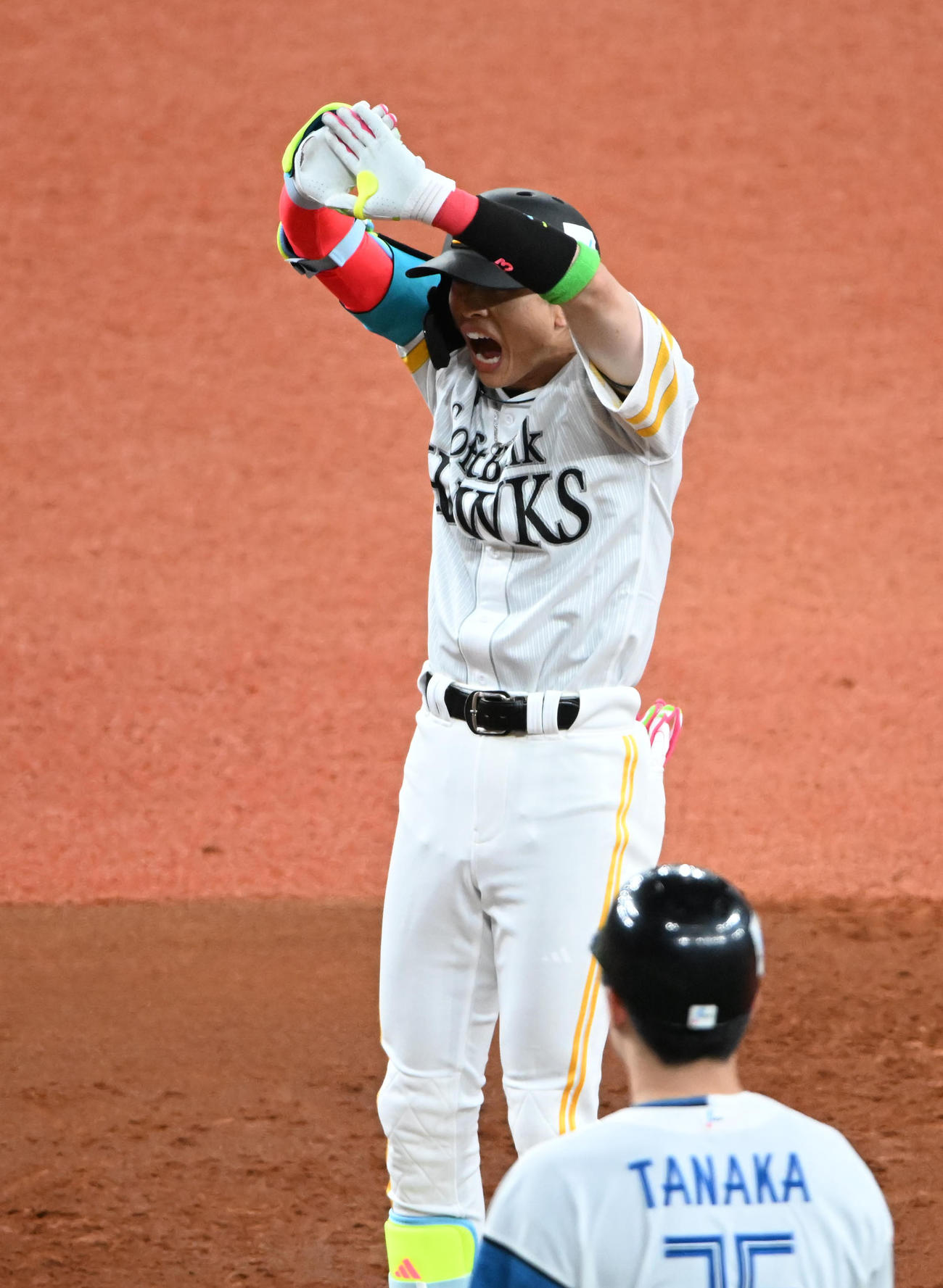 全パ対全セ　2回裏全パ1死一、三塁、右前適時打を放った周東はポーズ（撮影・和賀正仁）