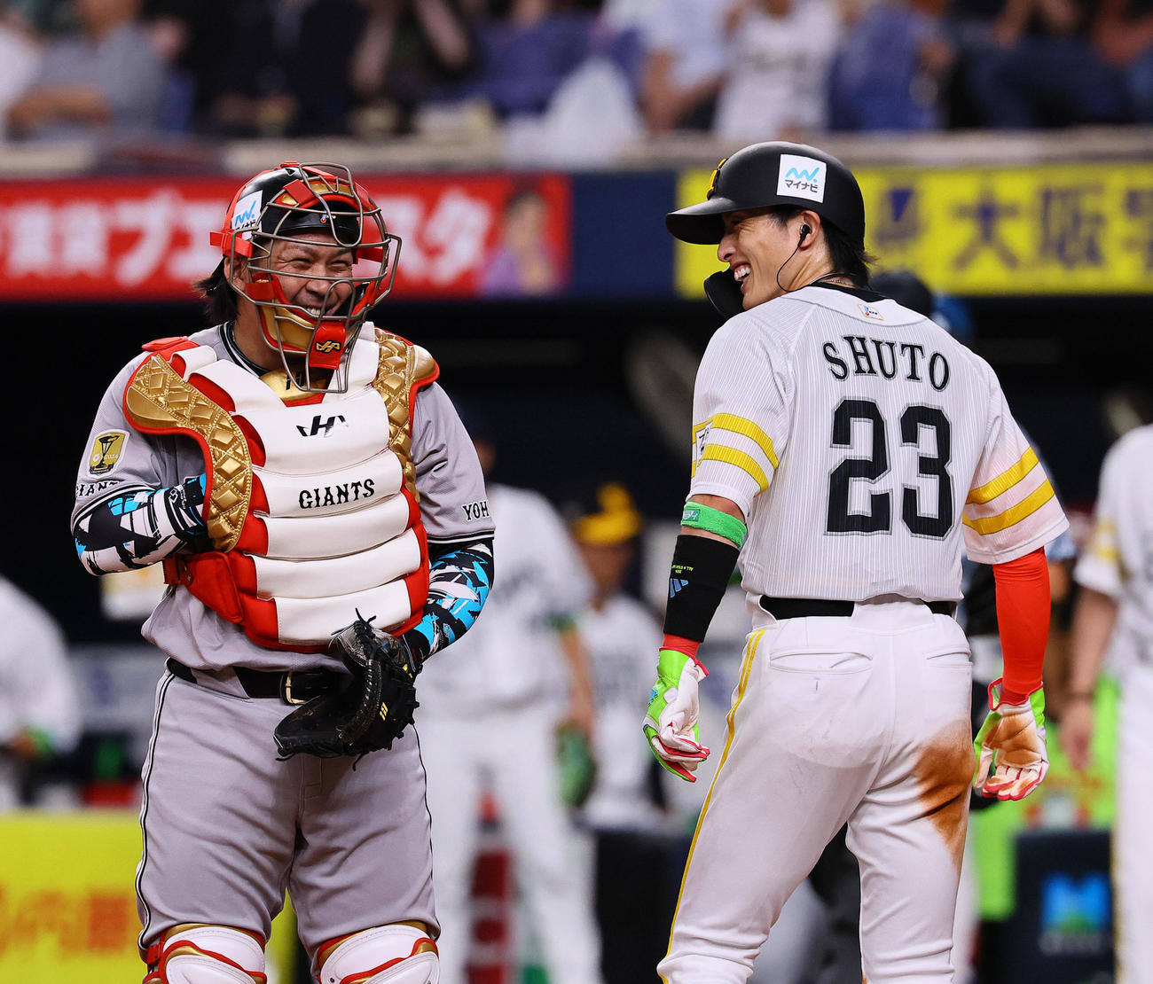 全パ対全セ　4回を終え、言葉を交わす全セ甲斐（左）と全パ周東（撮影・藤尾明華）