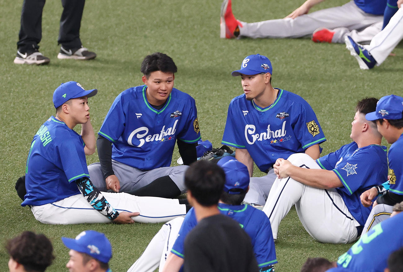 グラウンドで話をする左から全セ左から岡林、森下、佐藤輝、牧（撮影・上田博志）