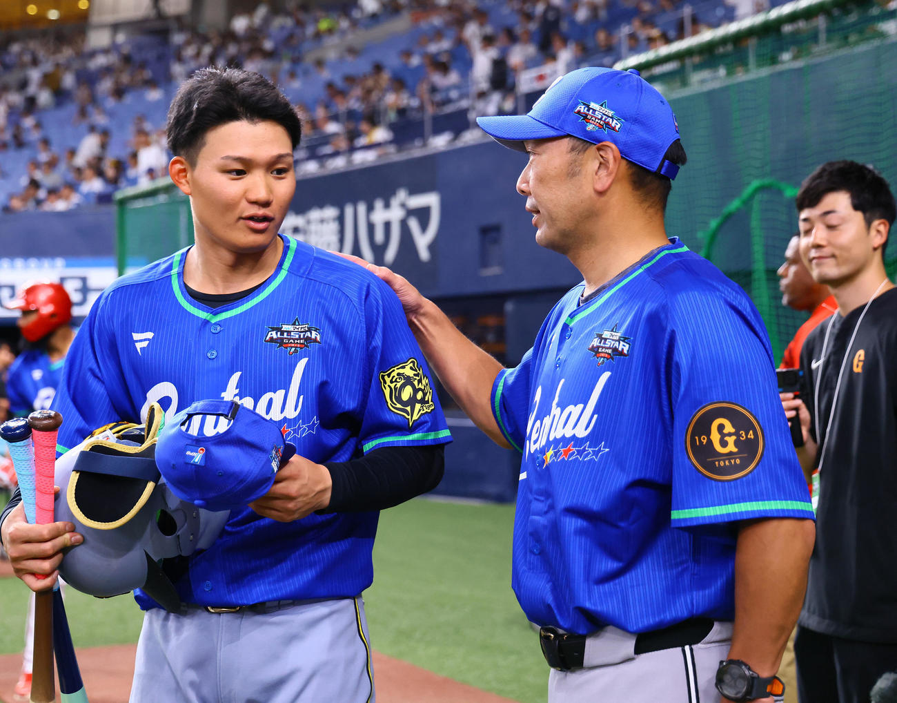 全パ対全セ　話しをする全セ森下（左）と阿部監督（撮影・藤尾明華）