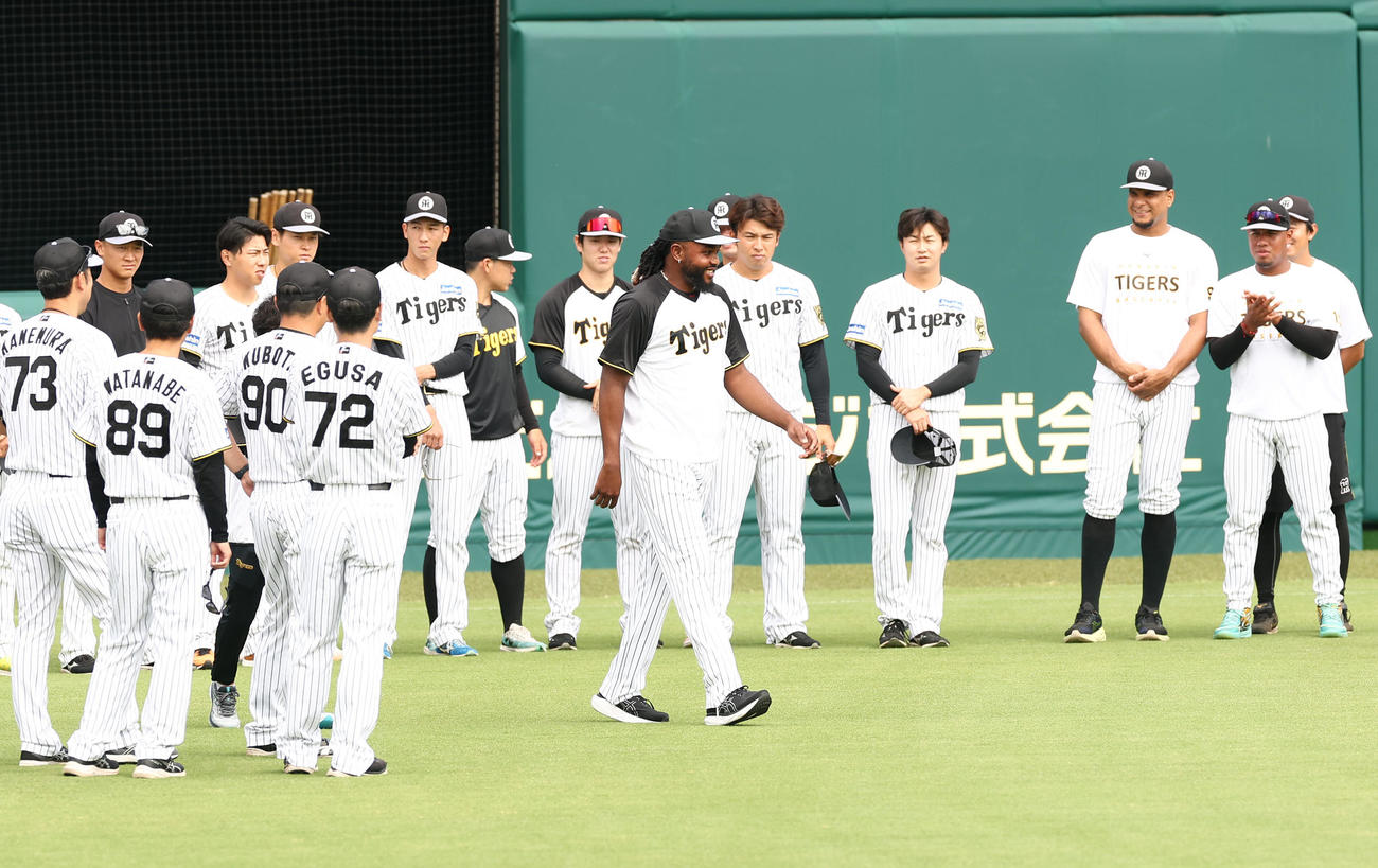 チームに合流したラドリス（中央）はナインにあいさつをする（撮影・上田博志）