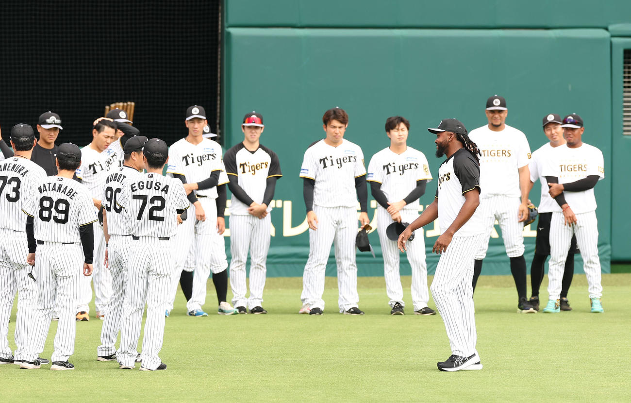 チームに合流したドリス（右から4人目）はナインにあいさつをする（撮影・上田博志）
