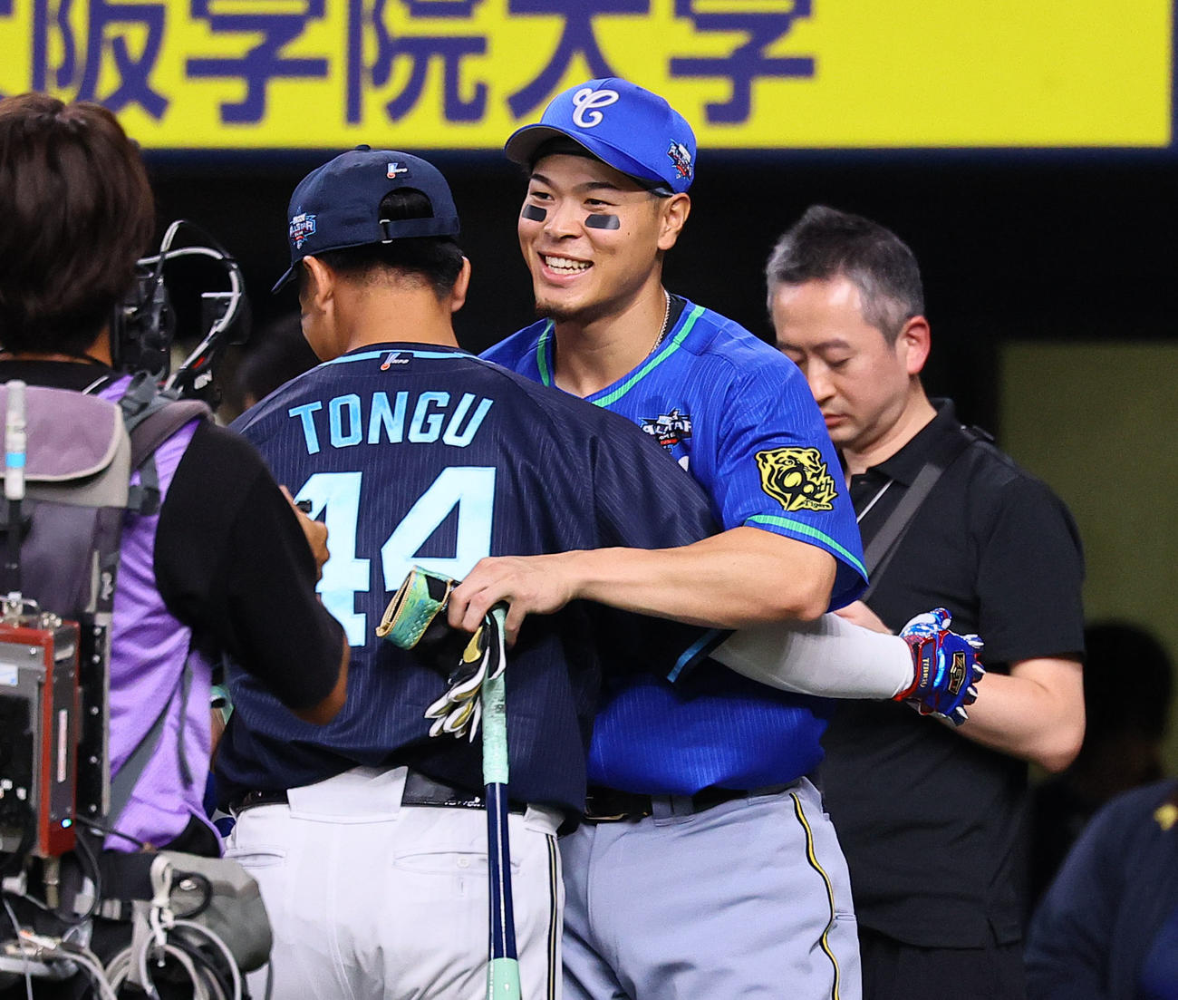全パ対全セ　本塁打競争の1回戦で全パ頓宮に勝利し、健闘をたたえ合う全セ佐藤輝（撮影・藤尾明華）