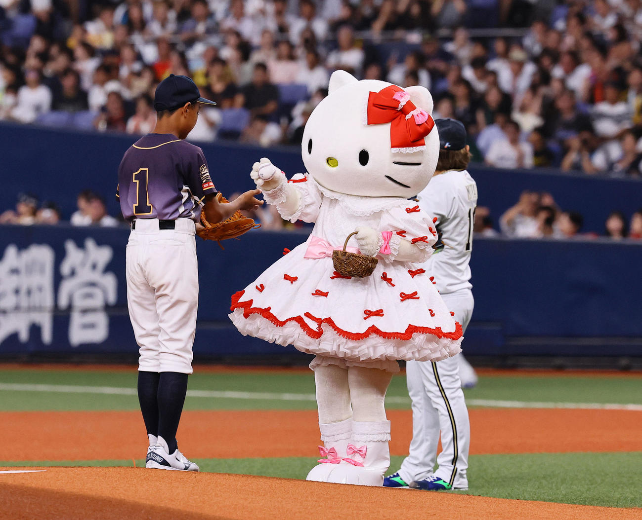 全パ対全セ　始球式のボールを渡すキティちゃん（撮影・藤尾明華）