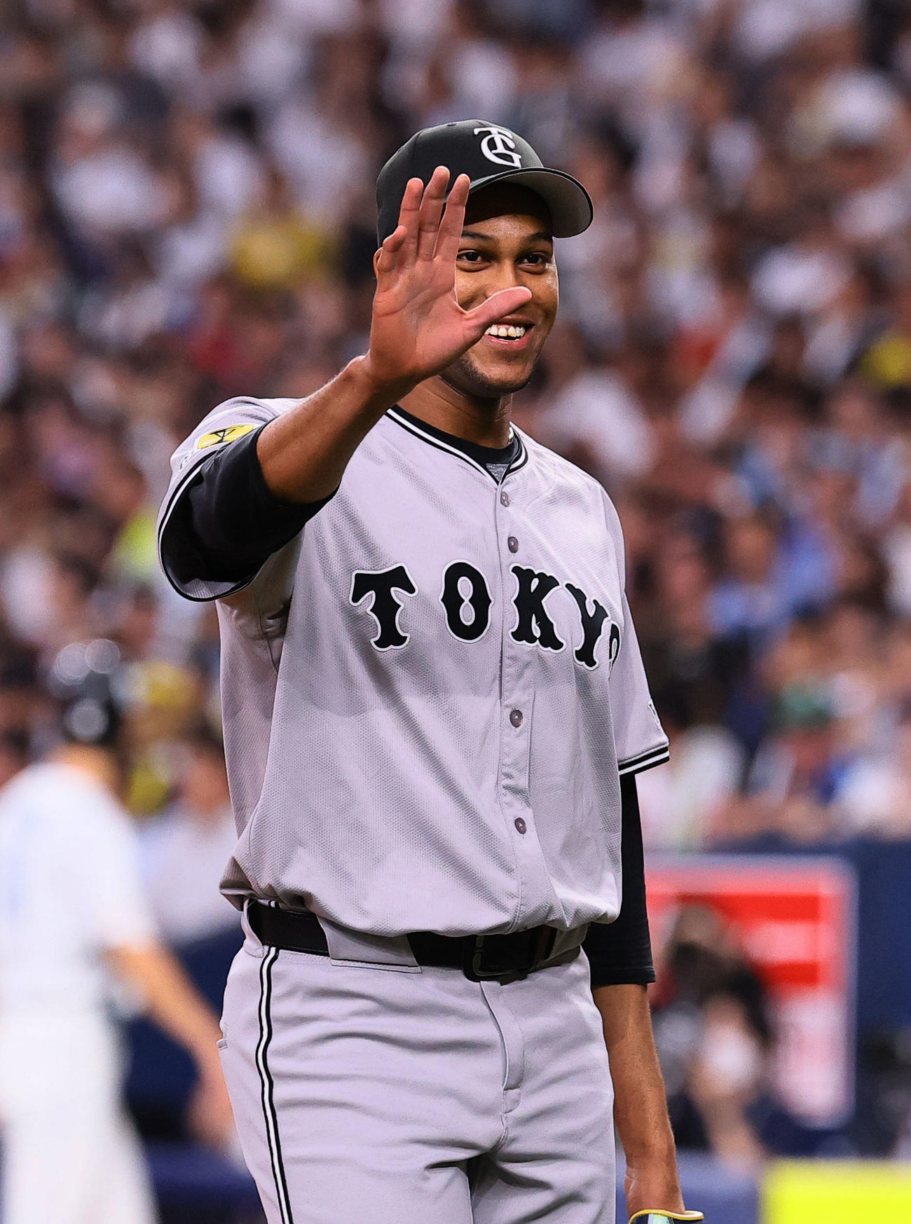 全パ対全セ　1回を終え、スタンドに手を振りベンチに戻る全セマルティネス（撮影・藤尾明華）