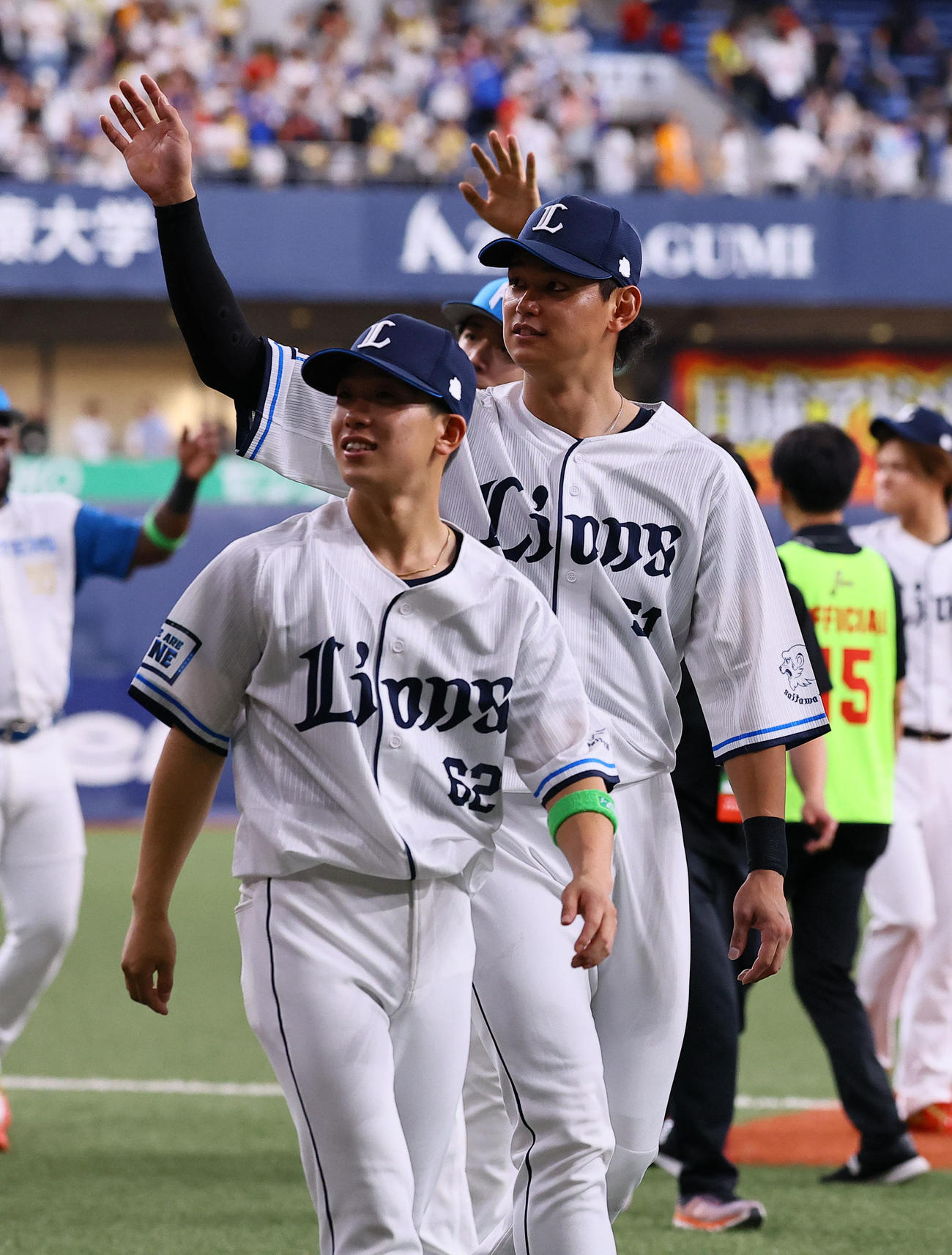 全パ対全セ　場内1周でファンに手を振る全パ滝沢（左）と西川（撮影・藤尾明華）