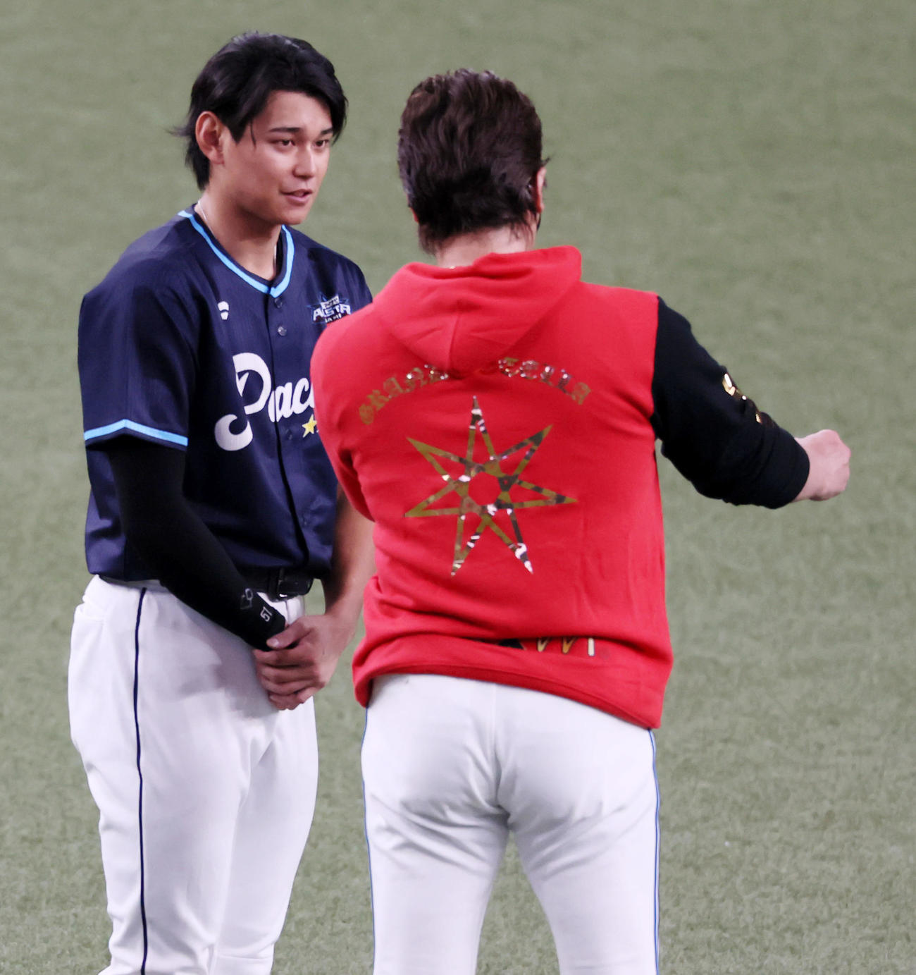全パ対全セ　全パ新庄剛志コーチ(右）にあいさつする西川（撮影・加藤哉）