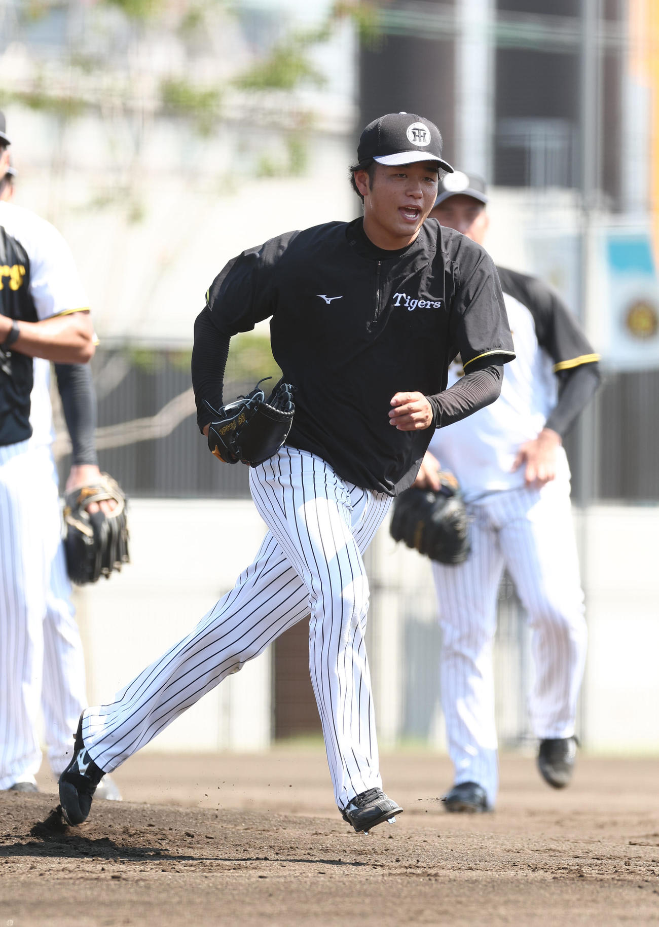 投内連係プレーの練習をする高橋（撮影・上田博志）