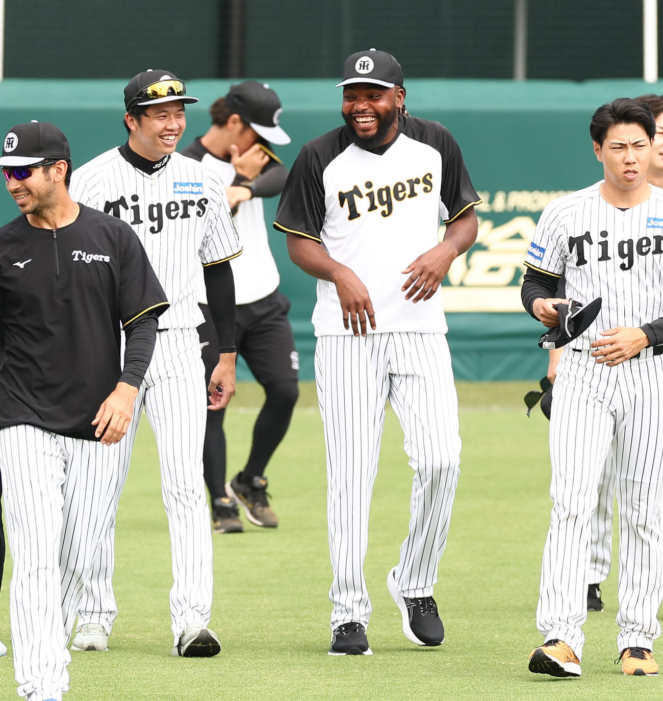 才木（左）と談笑するドリス（撮影・上田博志）